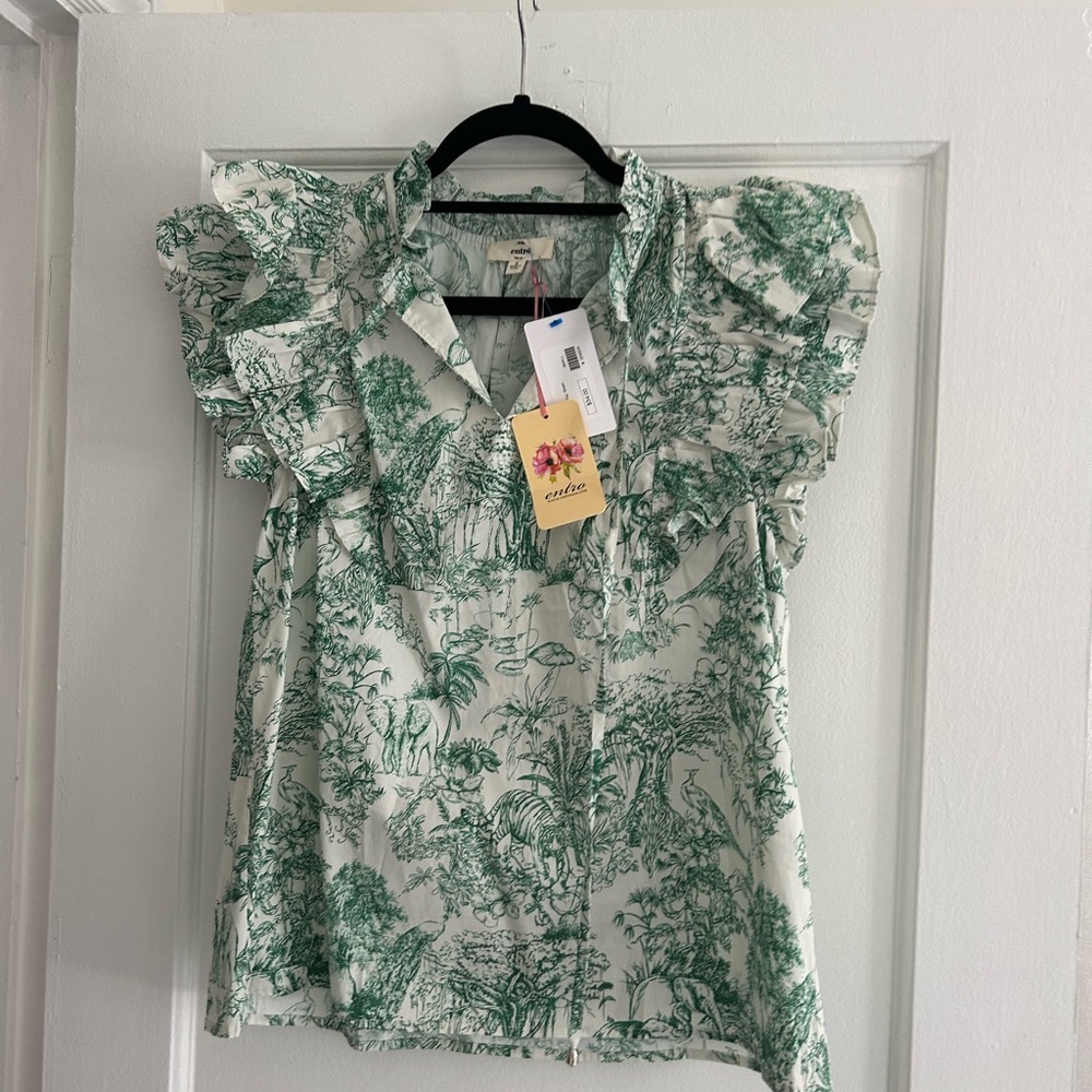 NWT Entro green toile print top from Blue Door Boutique, Size Small